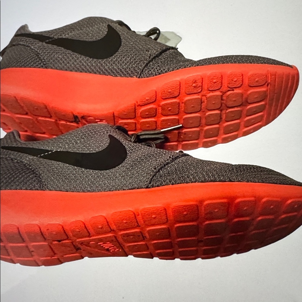 Nike Men's Athletic Shoes in Gray with Bright Orange Soles